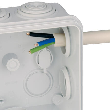 gaine rentrer dans une boite de dérivation avec les fils qui dépasse